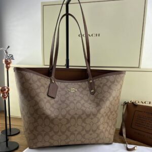 Reversible tote